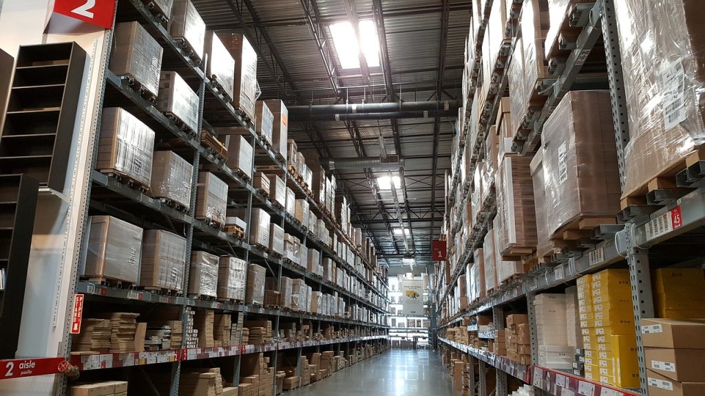 Proses warehousing, barang disimpan di gudang sebelum dikirim