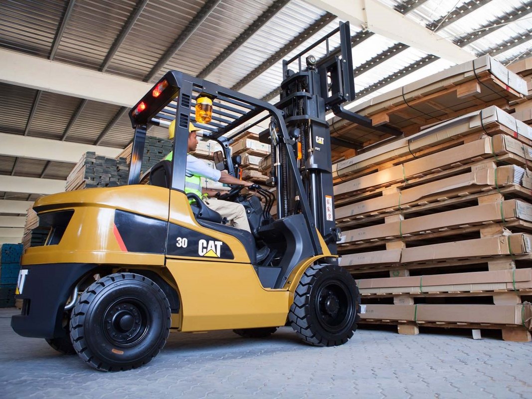 penggunaan alat lifting di dunia penerbangan Images... 7 Alat Handling dalam Dunia Logistik, Pemula Wajib Tahu! - Ancala Logistic